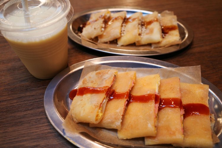 蛋餅各種とほの甘いプレーンタイプの豆漿。