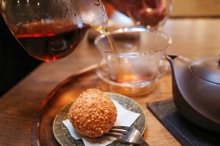 紅ウーロン茶はスイーツ付き。今回はゴマ団子。