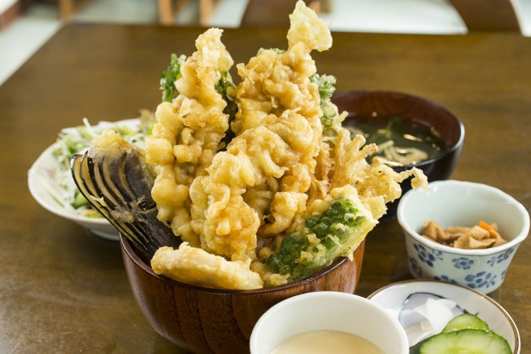 ビジュアルが似ているがあなご天丼定食1050円もスゴい。