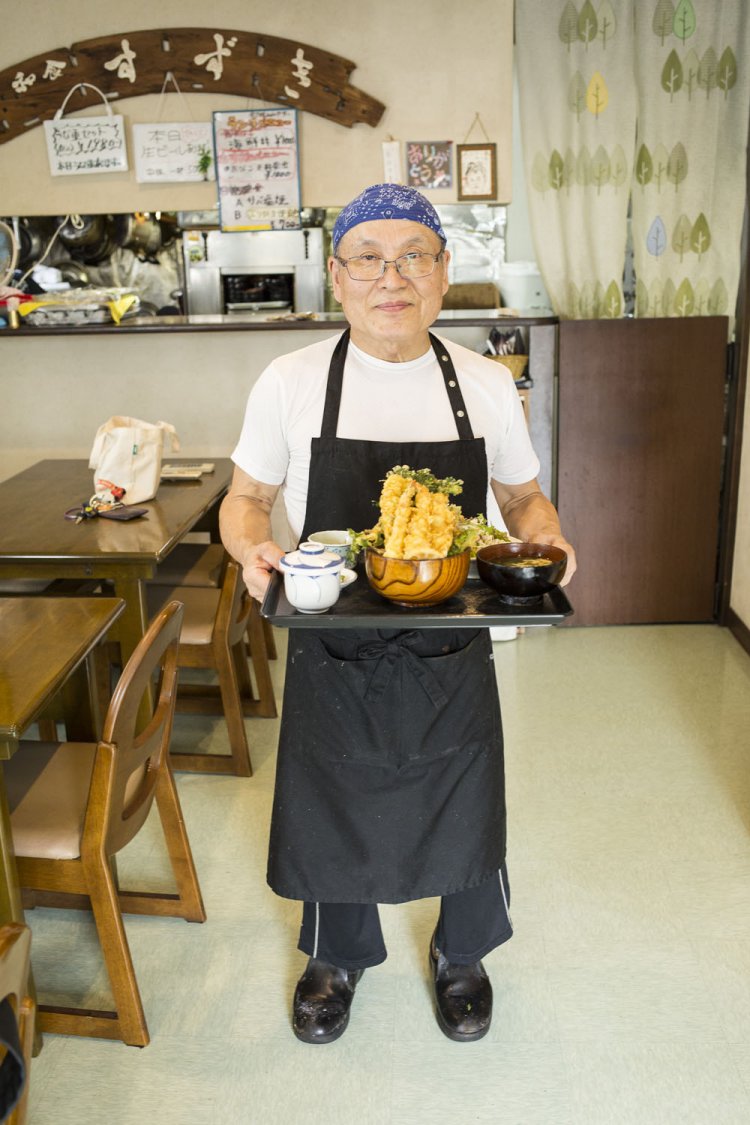店主　鈴木 実さん。「残してもパックあげるよ」。
