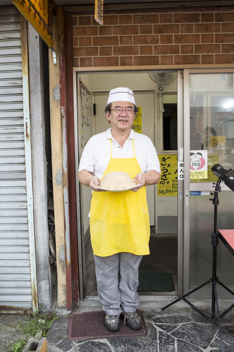 店主　川嶌秀元さん。「学生さんにもっと食べてほしくて」。