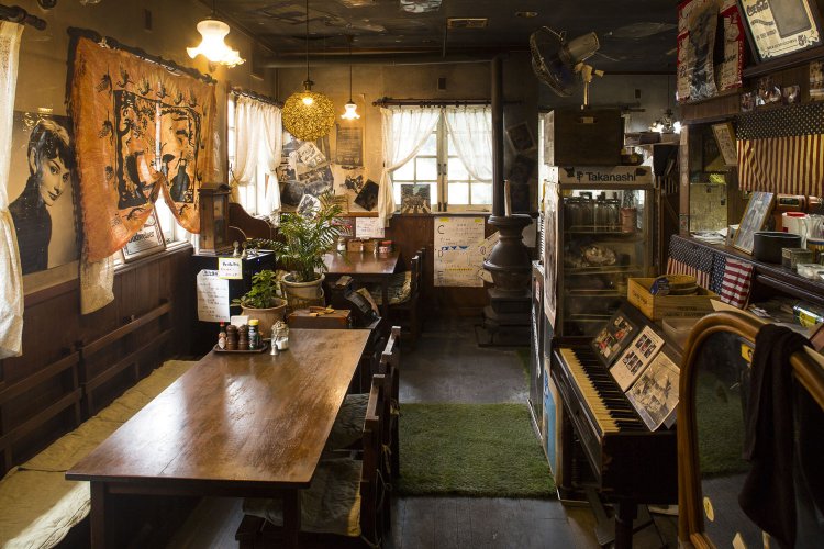 店内は天井にいたるまでポスターがびっしり。