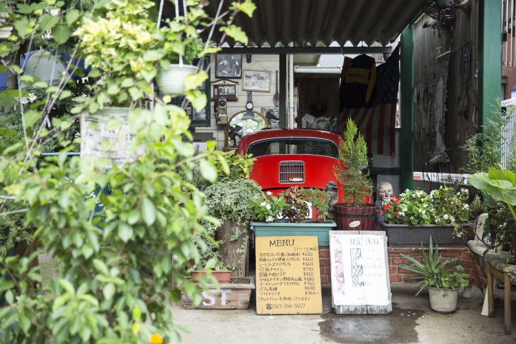 今も現役の1962年製ポルシェ356Bが迎える。