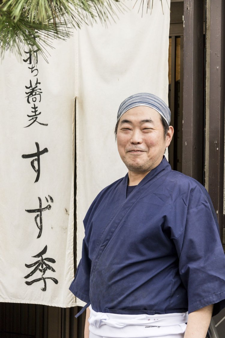 職人肌の店主、鈴木宏富さん。