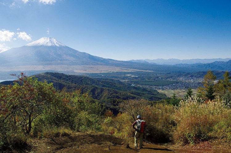 石割山山頂からの眺望。富士山の手前の山を縦走していく。
