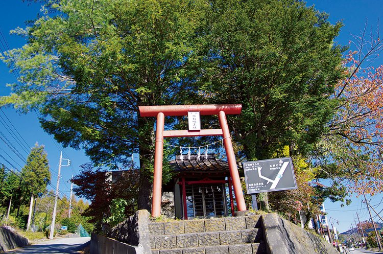 参道の入り口方面に行く三叉路にある不動明王社。石割神社の前宮になる。