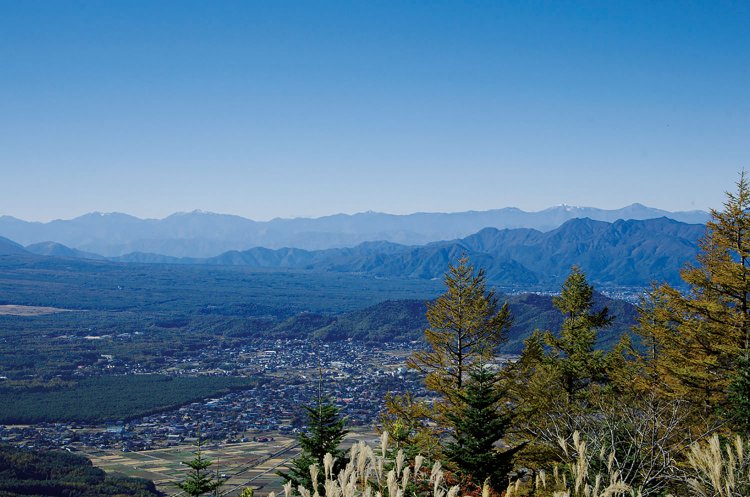 平尾山山頂から忍野村方面の眺望。御坂山地の全貌とその奥には南アルプスの峰々が見える。
