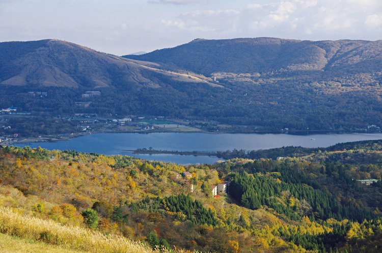 大平山の手前からの展望。山中湖の奥の山が三国山、左側の山は鉄砲木ノ頭。