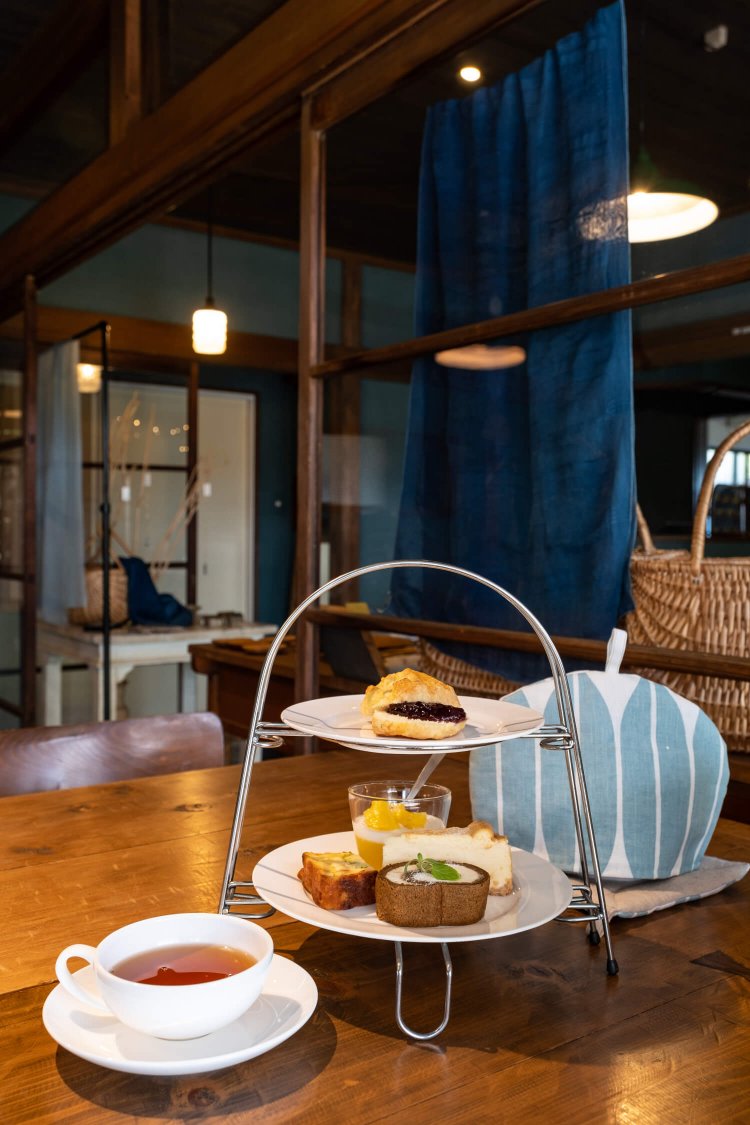 スコーン、スイーツ盛り合わせにドリンクが付くアフタヌーンティーセット 2035円。