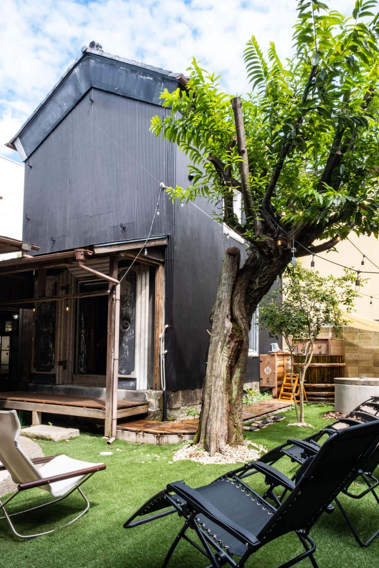 土蔵内は1階が脱衣スペース、2階が薪ストーブによる高温サウナの造りだ。