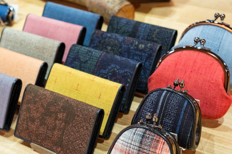 本場結城紬のがまぐち（右）3300円〜。名刺入れ5500円〜。