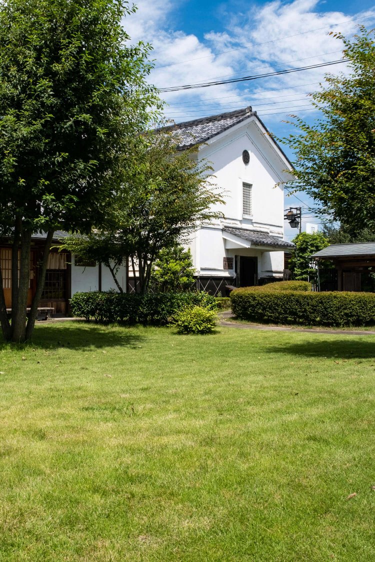 青空に映える白壁の建物は資料館「手緒里」。入館料200円。