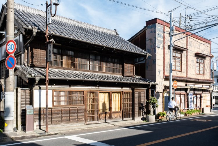 見世蔵と看板建築の店舗が隣り合う姿に時代の変遷がうかがえる。