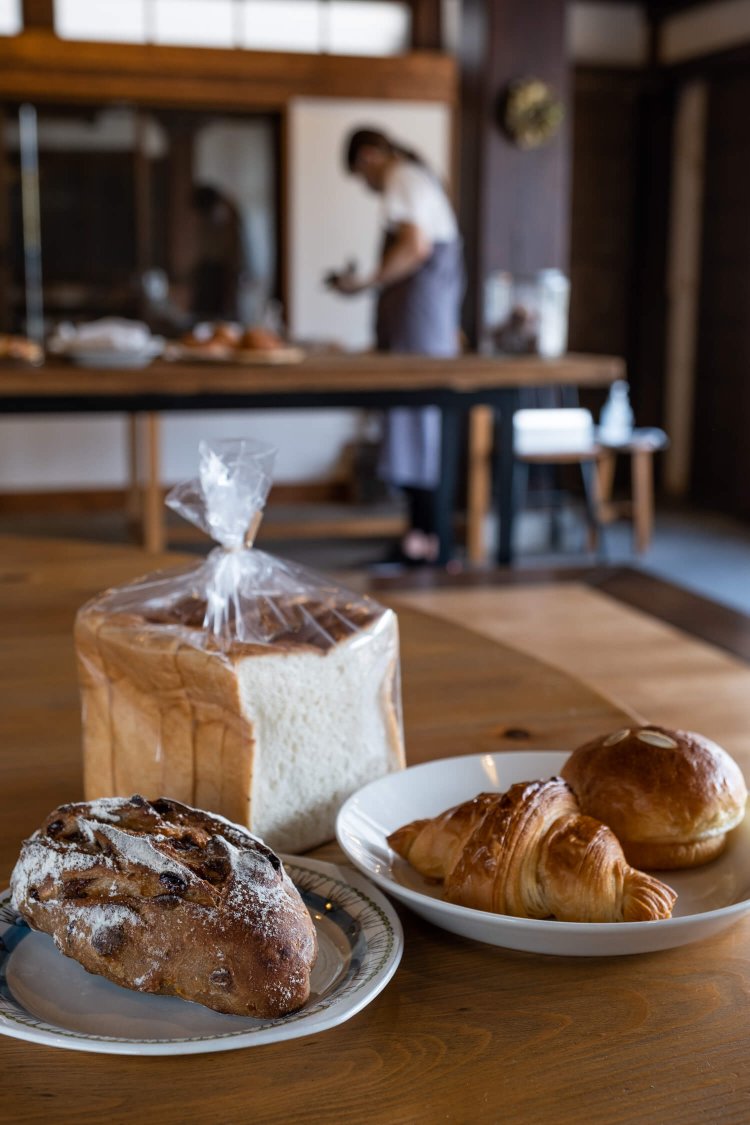 左からフルーツのカンパーニュ、角食パン、クロワッサン、クリームパン。