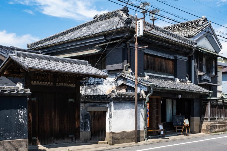 門を開放し、ギャラリーや「桐箱朝市」会場としても利用。