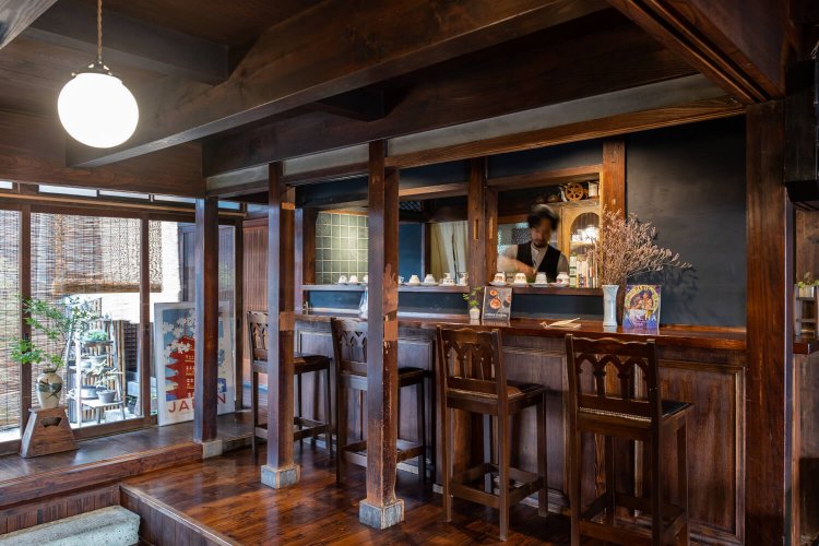 カウンター周辺には押し入れだったことを物語る柱が。