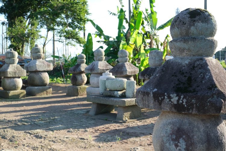 周囲に堀を巡らせた盛土の上に20基もの五輪塔が整然と並ぶ結城家御廟。