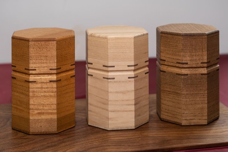 桐たんす店が手がけた桐茶筒は各1万2100円。一生ものの価値あり。