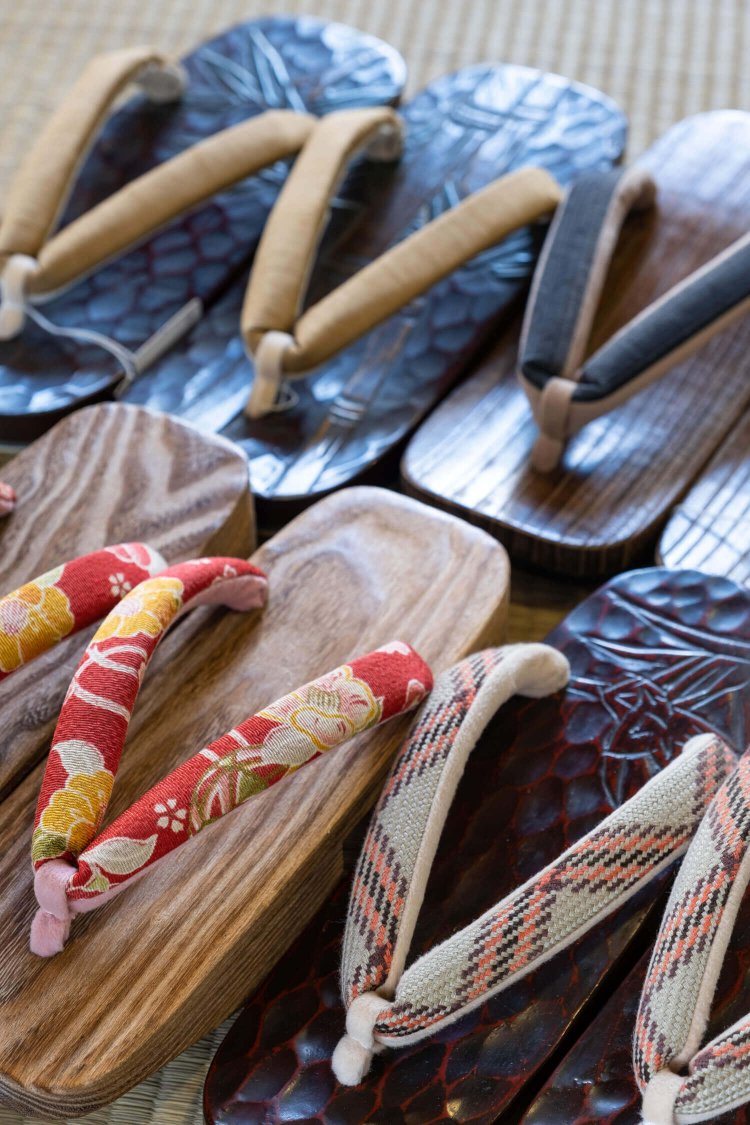 鼻緒の違いや表面の細工で表情が異なる桐下駄は4000円〜1万円台。『結城市観光物産センター』で購入可。