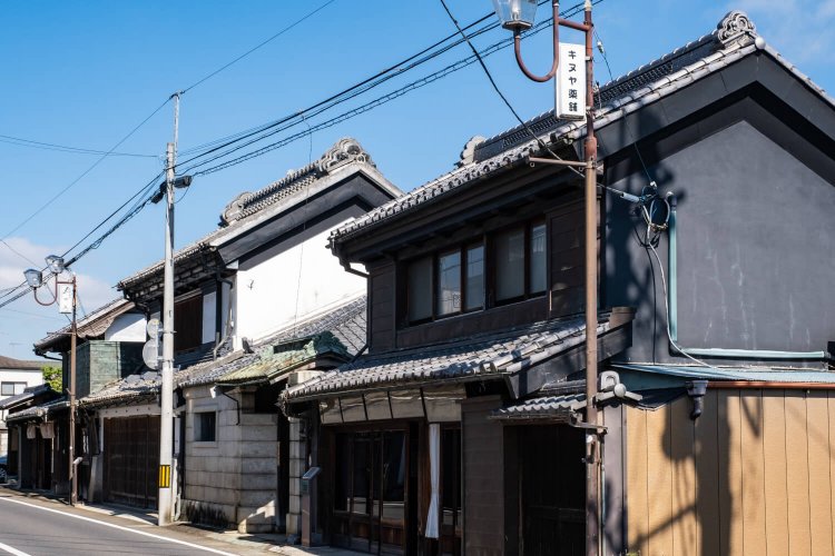 キヌヤ薬舗店舗（右）と奥順見世蔵・店舗が並ぶ問屋街の様子。