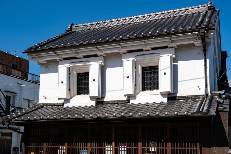 重厚な観音開き扉や漆喰（しっくい）塗りの白壁にも目を奪われる。