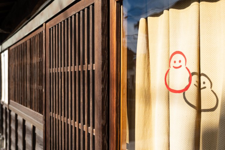 近寄ると、格子戸の横のガラス戸に本場結城紬産地元請けのユニークな屋号を発見！