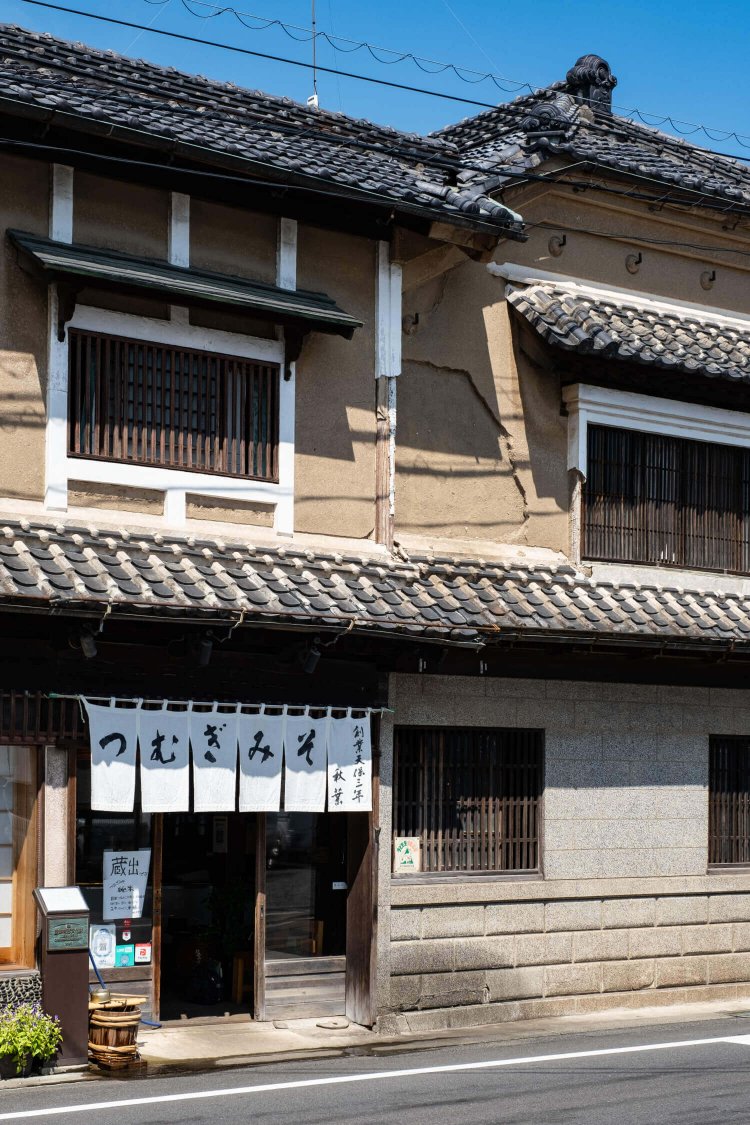 昭和初期の道路拡張により見世蔵前面が切り取られた風変わりな外観が目を引く。