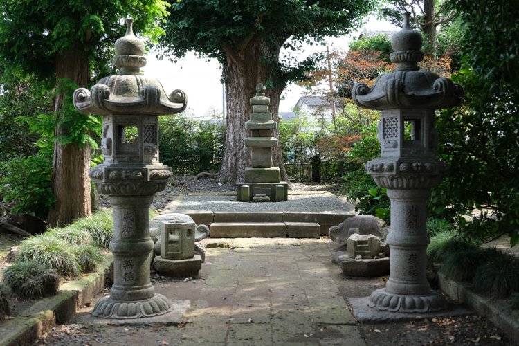 称名寺境内には結城家初代・朝光の墓がある。