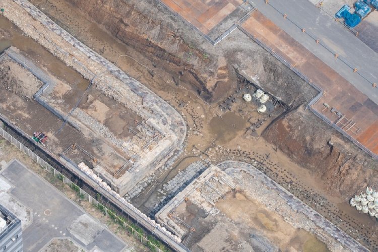 【参考写真】2021年3月30日空撮の「第七橋梁」。橋台部分の組み方など西洋的な造りをしている。築堤の石垣は日本古来の方法で施工された。石垣が剥がれ土台となる裏込石が露出しているのが分かる。