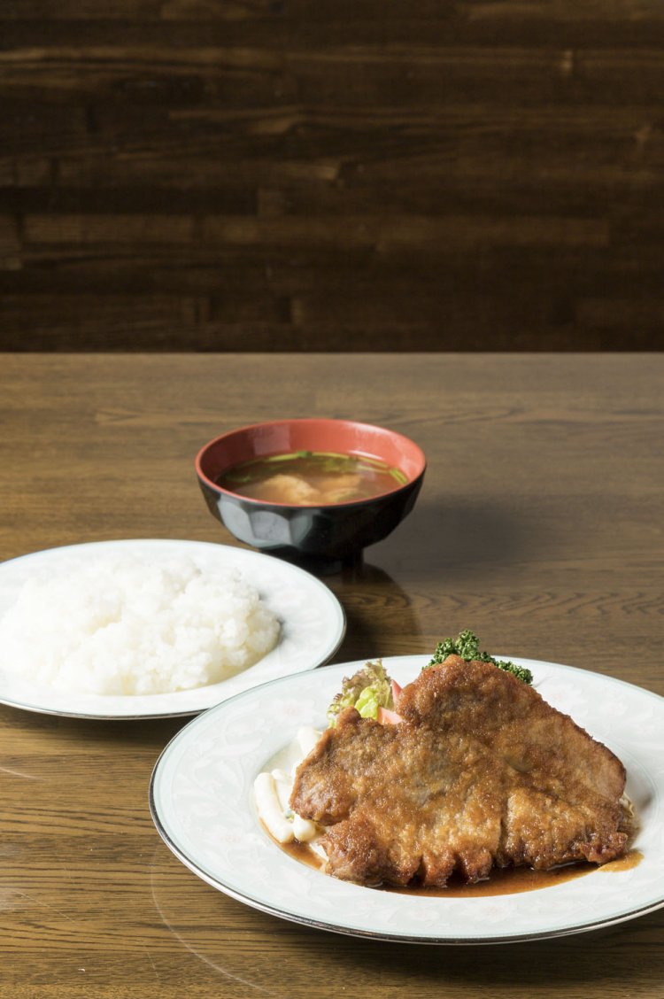 ポークジンジャー1716円はリブロースを使用。分厚くボリューミーだが肉は柔らかい。