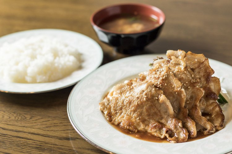 薄切りの、豚ロースの生姜焼き1485円も人気。