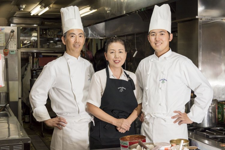 左から2代目兵藤智さん、奥さんの寿志子さん、3代目の由弥さん。