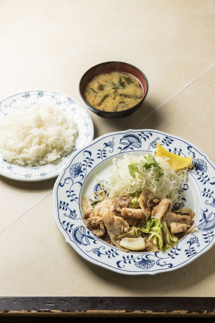 豚肉バラ生姜焼き定食950円。レタス入りの生姜焼きとは珍しい。ロースも旨い！