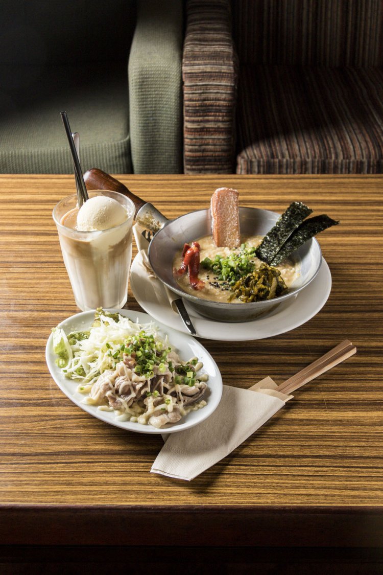 OJIYA 850円（M）。しょうが焼きは単品1100 円。ラテ・フロート550円。