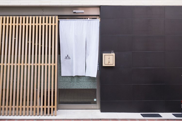 白金商店街の新店。