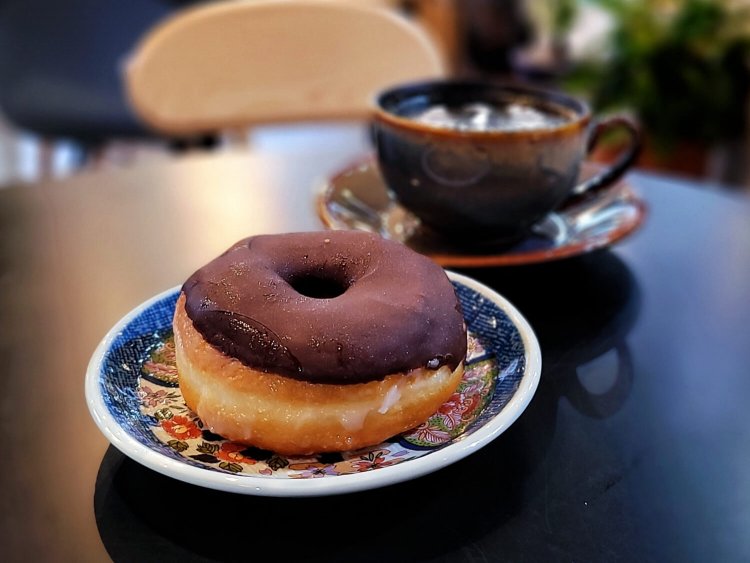 チョコレートドーナツ 450円。BLACK LATTE 650円。