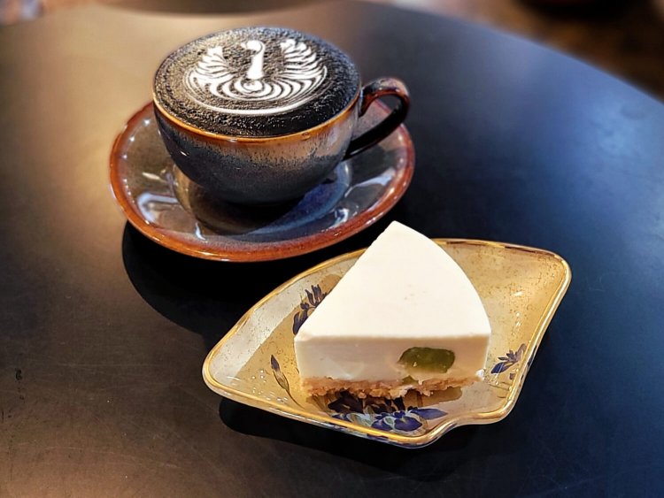 BLACK LATTE 650円。自家製季節のレアチーズケーキ 600円。