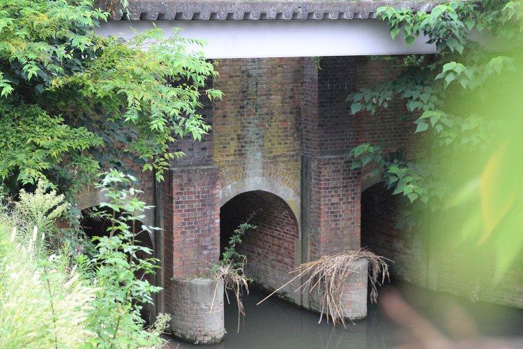 明治31年（1898）、坂川に造られた小山樋門。千葉県で現存する煉瓦造水門の中で最も古い。