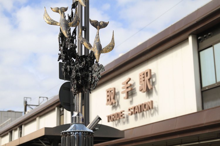 東京藝大前学長の宮田亮平氏の作品『シュプリンゲン』。取手駅東口に設置。