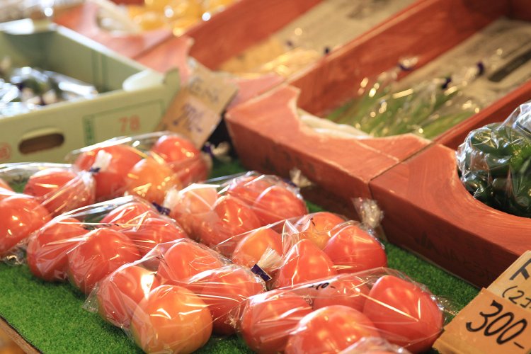 『やさいINO』は、取手周辺で作られた野菜も販売。自家産米の米ぬかを使った米ぬかパン220円もおすすめ！