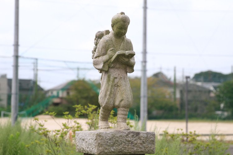 井野団地を過ぎ、本願寺の近くで出合った二宮金次郎像。あいかわらず勤勉です。