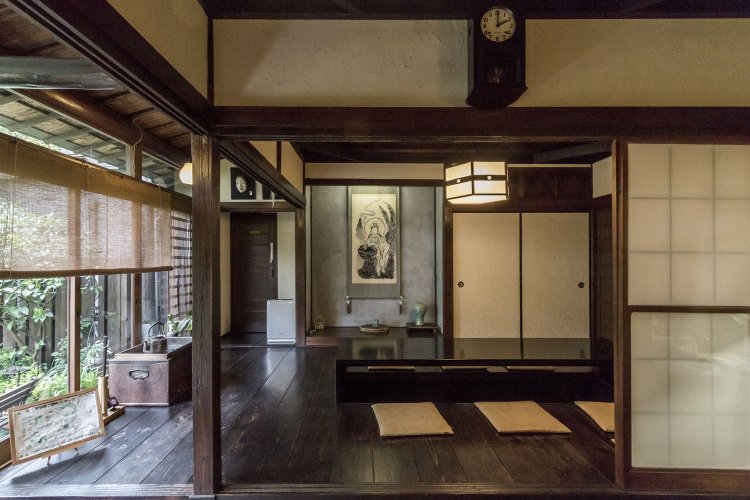 床の間風の座敷は内縁とつながっていて広々。