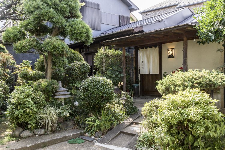 門をくぐると緑豊かな庭の奥にいかにも隠れ家然とした入り口が。