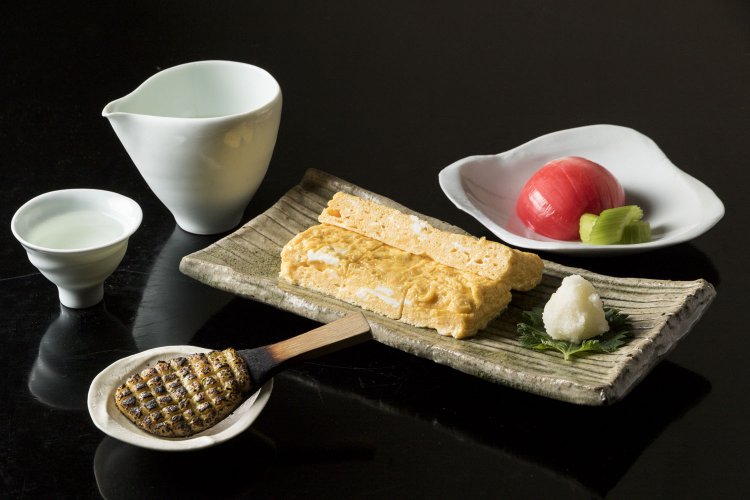 蕎麦味噌焼き550円、ダシまき卵1050円。