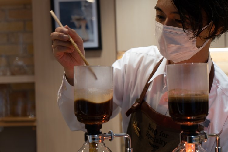 店長でサイフォニストの高橋文哉さん。