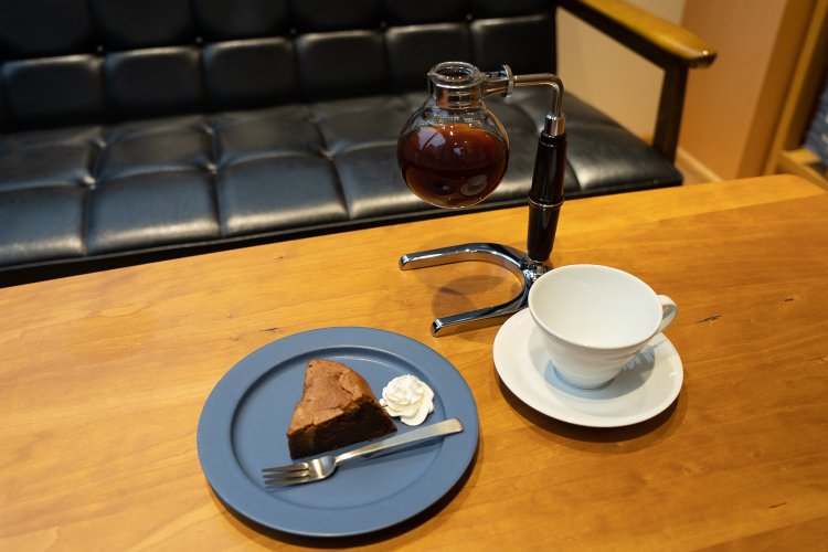 『パティスリーイソザキ』のチョコレートケーキをセットにした、クラシックショコラセットはドリップコーヒーとセットなら1500円。