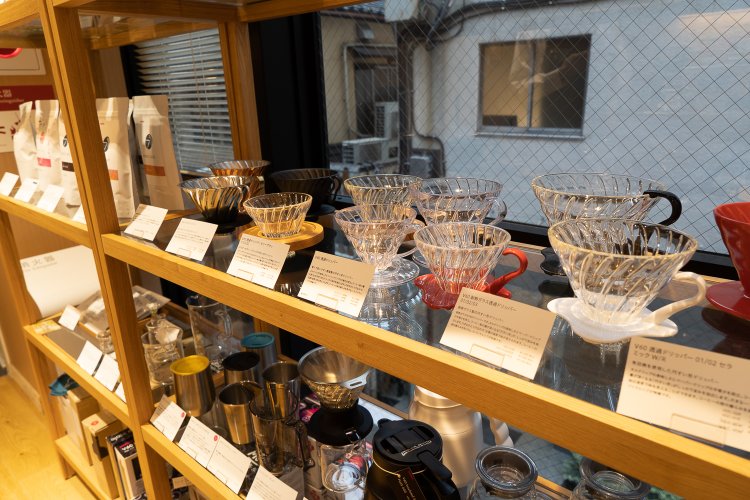 「HARIO」を代表するドリッパー、V60。リブがついていてスムーズに湯が落ちるよう設計されている。