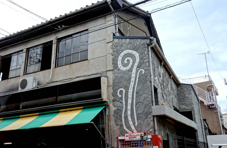 スタート地点となる京島駅の壁面は、村尾かずこさんによる作品。5月頃から制作に取り掛かり、街の人たち共に作り上げたのだとか。壁面の裏側にも仕掛けがあるので、ぜひ建物の2階に上がり見て欲しい。
