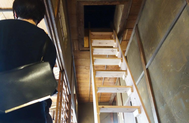 京島駅の2階の屋根裏には、さわひらきさんの作品『舟遊び』。隠れ家へと続くハシゴを登った先には、懐かしさとちょっぴりの切なさを感じる空間が待っている。