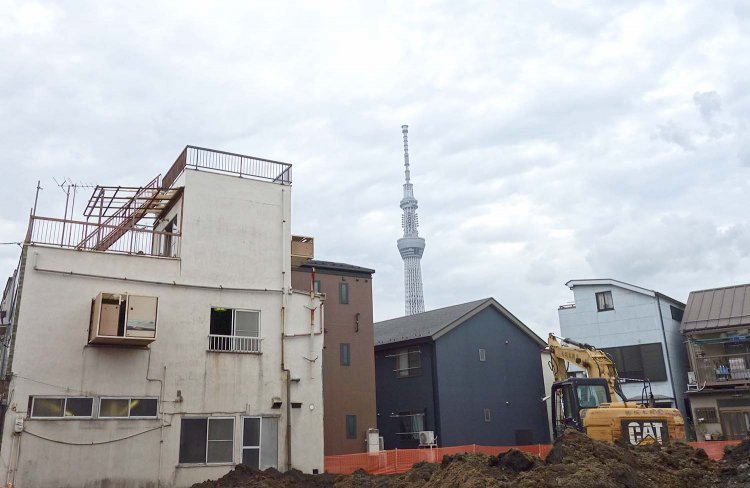 商店街の中に現れる東京スカイツリー。しかし手前の建物……何かがおかしい？ 何がおかしいのかは、行ってみて、体験してみてのお楽しみ。